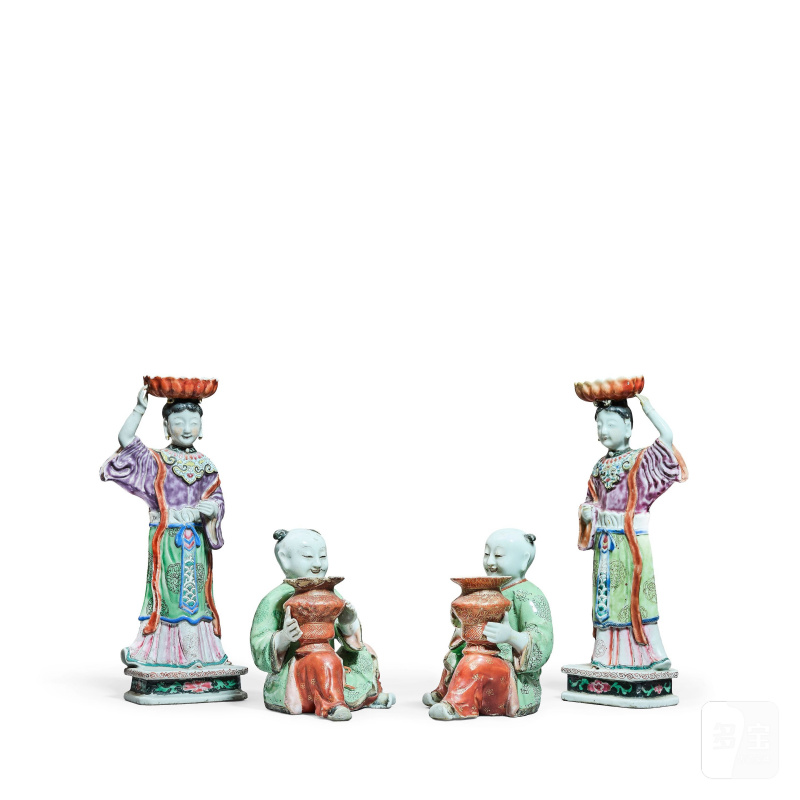 清乾隆 粉彩仕女圖燭臺一對及粉彩童子燭臺一對 | A PAIR OF FAMILLE ROSE 'LADIES' CANDLESTICKS AND A PAIR OF FAMILLE ROSE 'BOYS' CANDLE HOLDERS - 图3